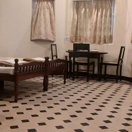 Bentleys Hotel Mumbai Kültér fotó