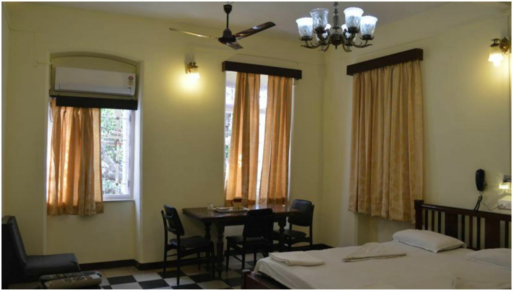 Bentleys Hotel Mumbai Kültér fotó
